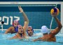 Croatia's Andro Buslje (L) challenges It L'azzurro Deni Fiorentini in azione contro la difesa croata (Getty Images)